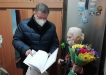 Олег Лавричев поздравил с 99-летием Почетного гражданина Нижнего Новгорода Нину Конькову
