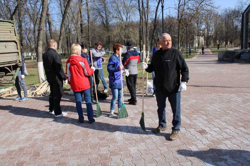 Владимир Тарасов принял участие в субботнике в Парке Славы