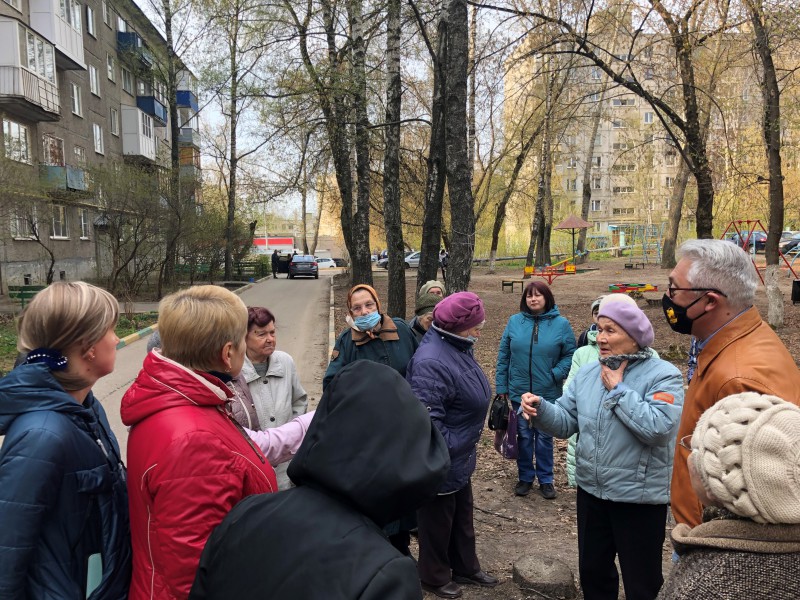 Михаил Рыхтик встретился с жителями многоквартирных домов на улице Академика Баха