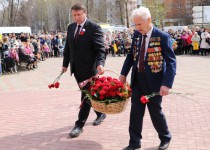 Олег Лавричев и Евгений Макаров возложили цветы к памятнику маршалу Рокоссовскому