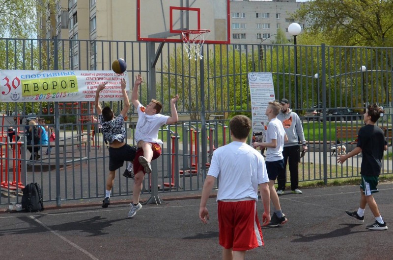 Юрий Ерофеев помог организовать турнир по уличному баскетболу