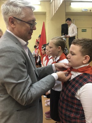 В День пионерии Михаил Рыхтик повязал галстуки ученикам школы № 97