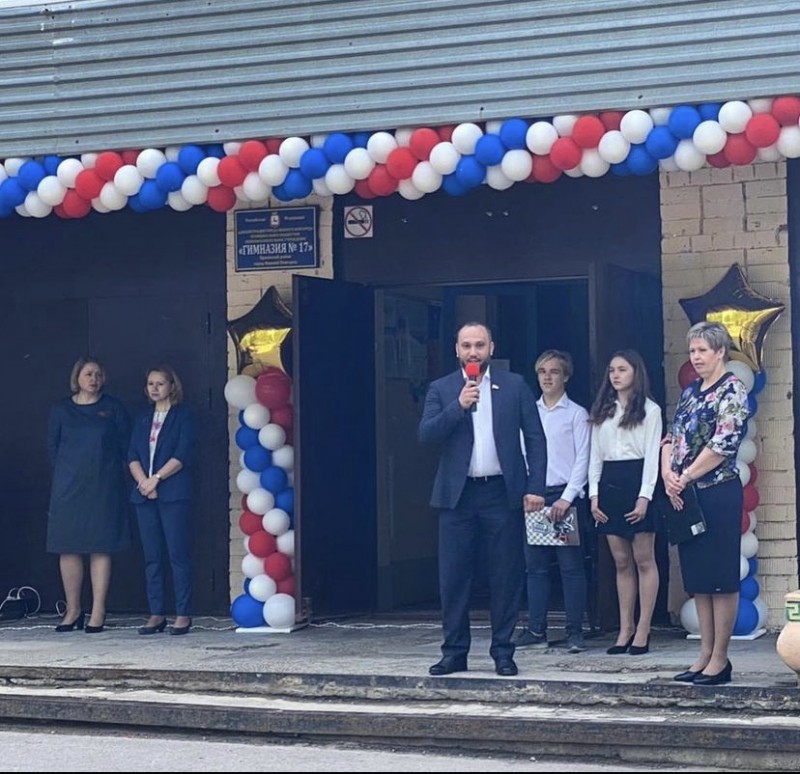 Владимир Поддымников-Гордеев поздравил выпускников гимназий Приокского района