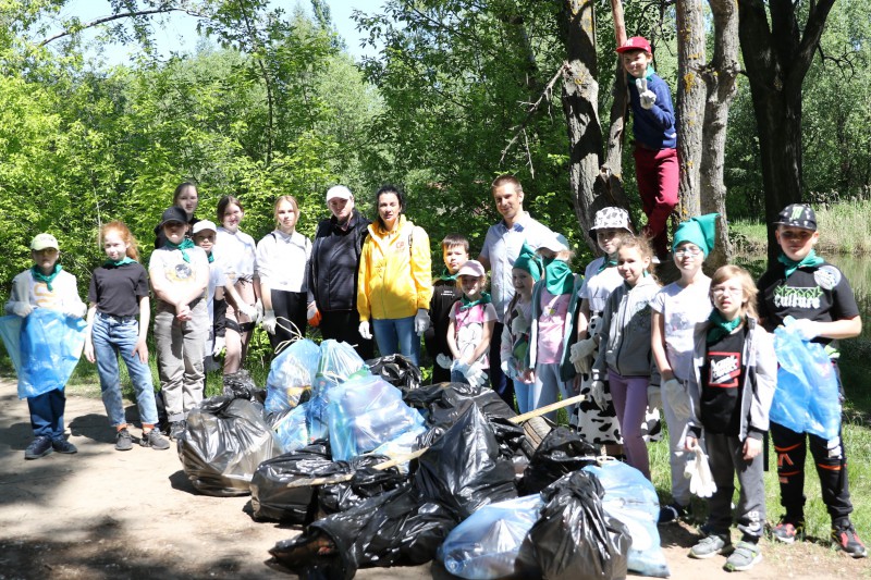 Депутаты Думы помогли очистить берега Левинки от мусора