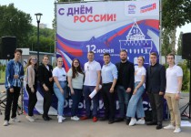 Депутаты Думы и члены Молодежной палаты приняли участие в флэшмобе в День России