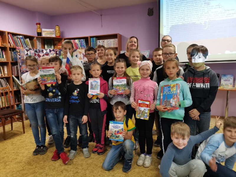 Юлия Мантурова предоставила подарки для участников часа истории в детской библиотеке