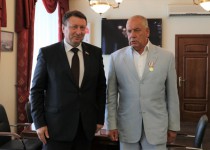 Олег Лавричев вручил Сергею Митину юбилейную медаль «В память 800-летия Нижнего Новгорода»