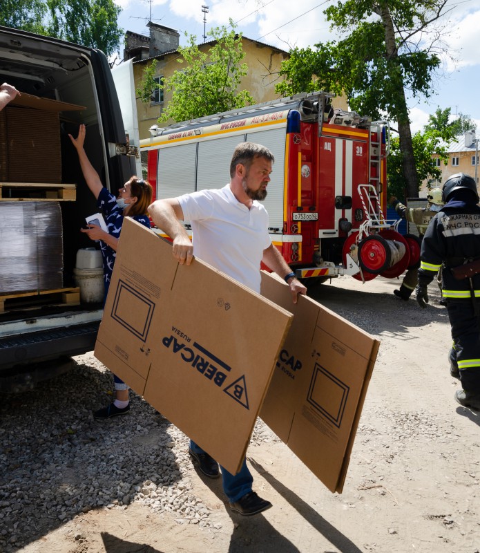 Сергей Пляскин помог жильцам пострадавшего дома на ул. Светлоярской забрать вещи