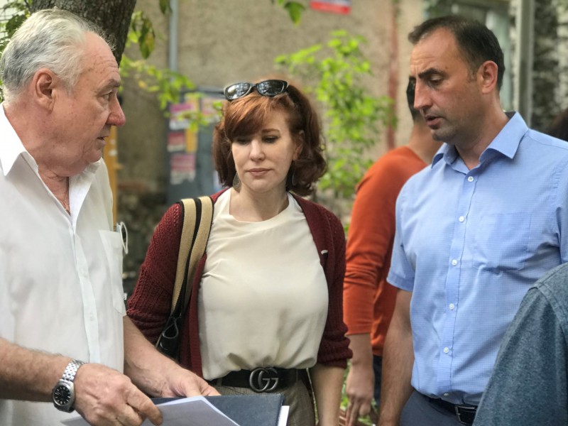 Депутат Оксана Дектерева провела плановый обход территории микрорайона Усиловский