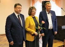 Олег Лавричев вручил юбилейные награды жителям Советского района