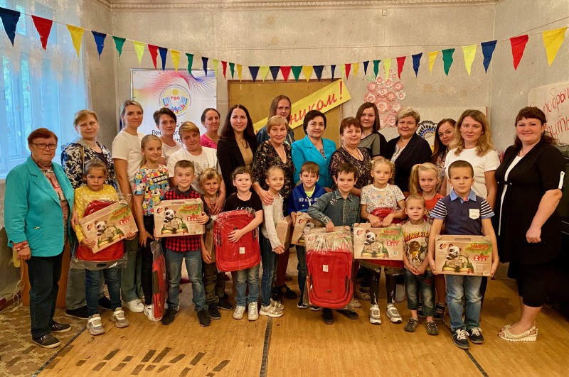 Татьяна Скоробогатова подарила первоклассникам из многодетных семей школьные принадлежности