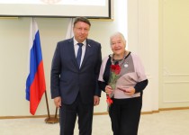 Олег Лавричев вручил нижегородцам Памятные знаки «800 лет городу Нижнему Новгороду»