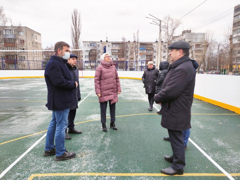 Сергей Пляскин проверил готовность новой спортивной площадки у школы №27