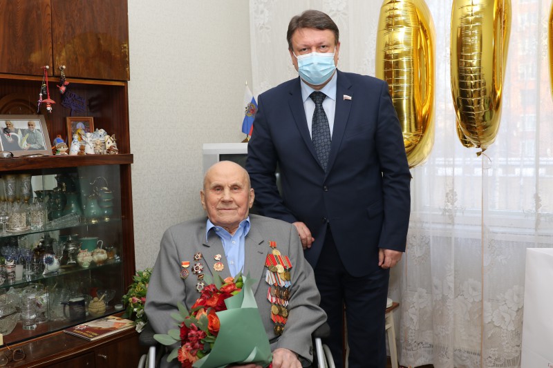 Олег Лавричев поздравил ветерана Великой Отечественной войны Николая Федоровича Шишкина со 100-летним юбилеем