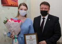 Олег Лавричев вручил Благодарственные письма городской Думы сотрудникам инфекционной клинической больницы №2