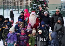 Михаил Рыхтик помог организовать новогодние представления для юных жителей Ленинского района