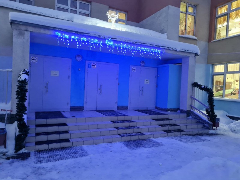 Роман Пономаренко оценил ремонт крыльца детского сада №45