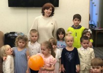 Оксана Дектерева поздравила с Новым годом детей из многодетных семей
