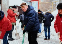 Николай Сатаев принял участие в субботнике по уборке снега на остановке «Большая Покровская»