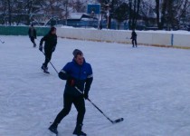 Дружескую встреча любителей игры в хоккей
