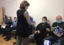 Оксана Дектерева поздравила с Новым годом активных жителей округа