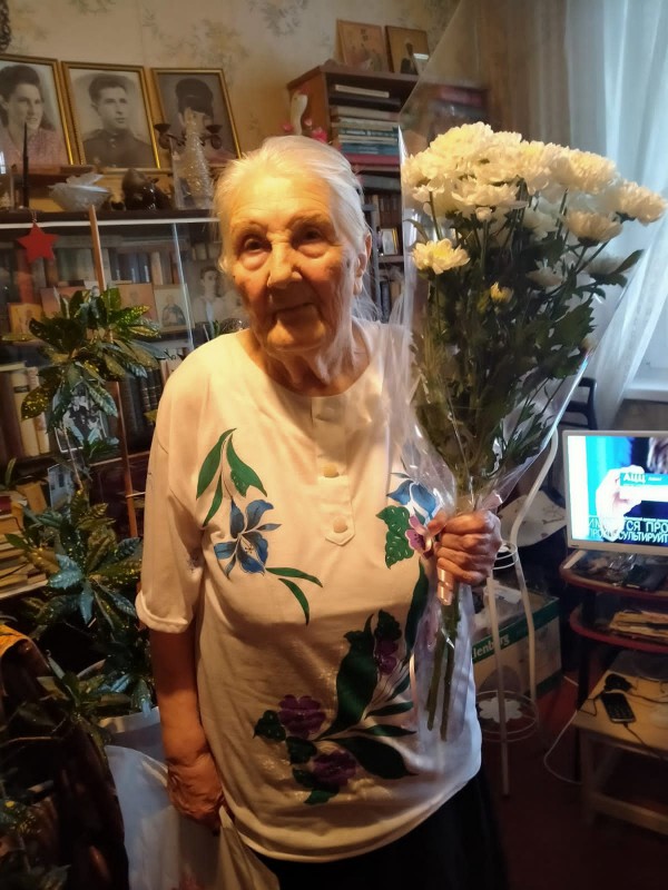 Ольга Балакина поздравила жительницу округа Нину Григорьевну Маркову с 95-летием