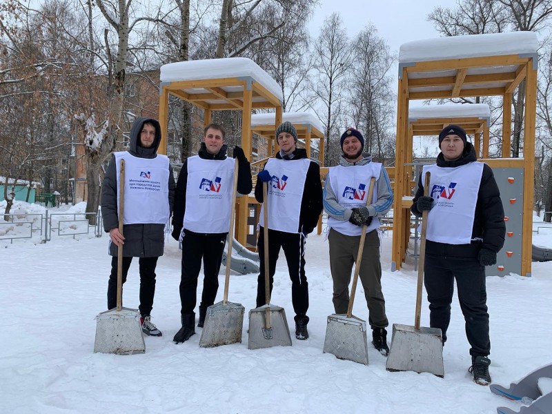 Члены молодежной палаты помогли очистить от снега детскую площадку на проспекте Ленина