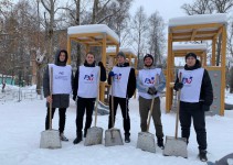 Члены молодежной палаты помогли очистить от снега детскую площадку на проспекте Ленина