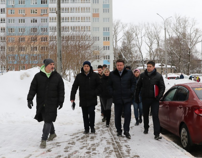 Олег Лавричев провел контрольный объезд по благоустройству территории Советского района