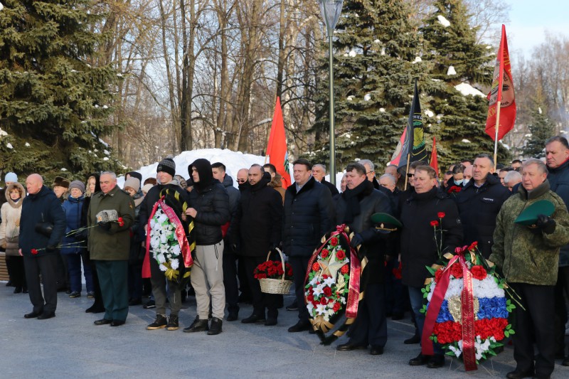 Олег Лавричев возложил цветы к памятнику нижегородцам, павшим в Афганистане и Чечне