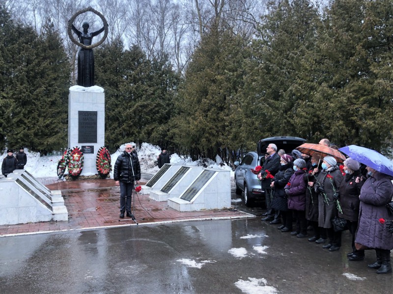 Михаил Рыхтик возложил цветы к мемориалу «Родина-мать» в Ленинском районе
