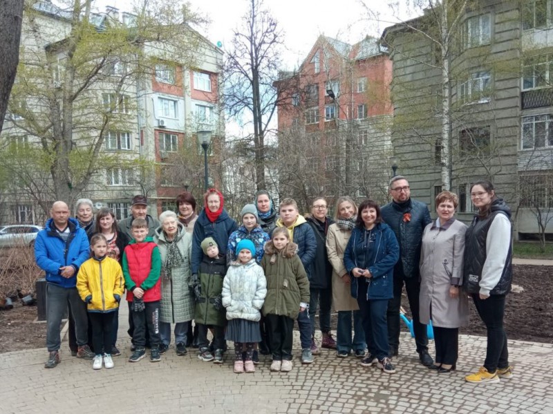 Жанна Скворцова приняла участие в создании аллеи около Дома офицеров