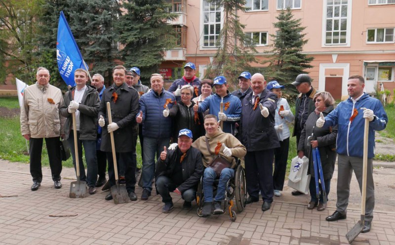 Депутаты городской Думы приняли участие в высадке аллеи Памяти на проспекте Октября