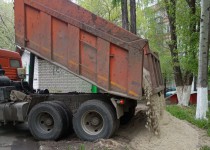 Владимир Амельченко организовал завоз песка для детских садов
