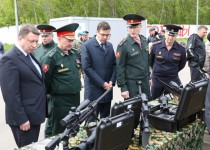 Олег Лавричев посетил выставку вооружения и спецтехники управления Приволжского округа Росгвардии