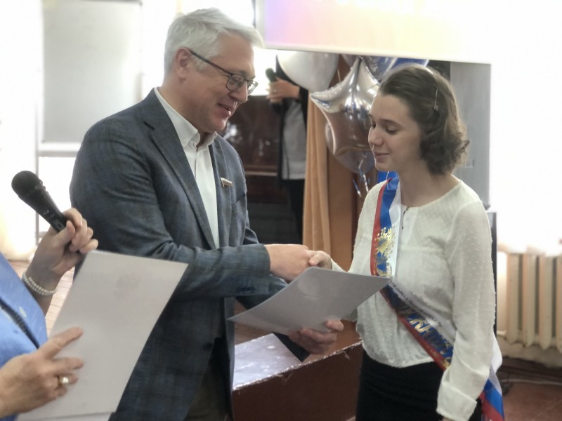 Михаил Рыхтик поздравил выпускников с окончанием школы