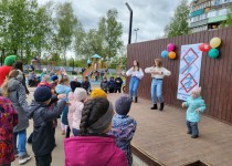 На территории ТОС №10 «Мончегорский» состоялась праздничная программа «Автозаводцы — мы и тем горды!», посвященная