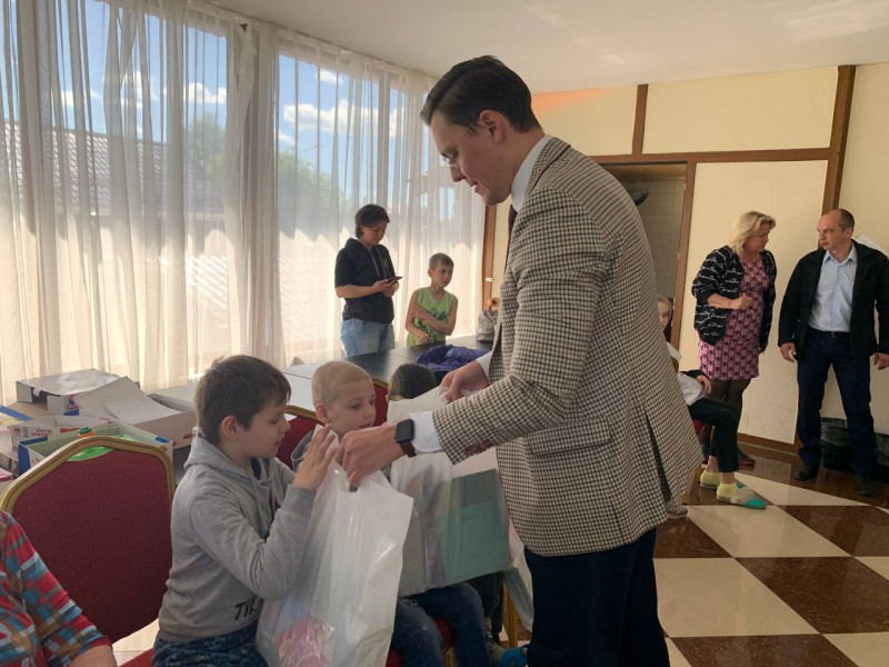 Михаил Иванов передал ребятам, проживающим в пункте временного размещения, подарки к Дню защиты детей