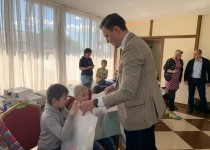Михаил Иванов передал ребятам, проживающим в пункте временного размещения, подарки к Дню защиты детей