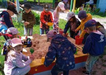 Владимир Аношкин организовал доставку речного песка в детские сады округа