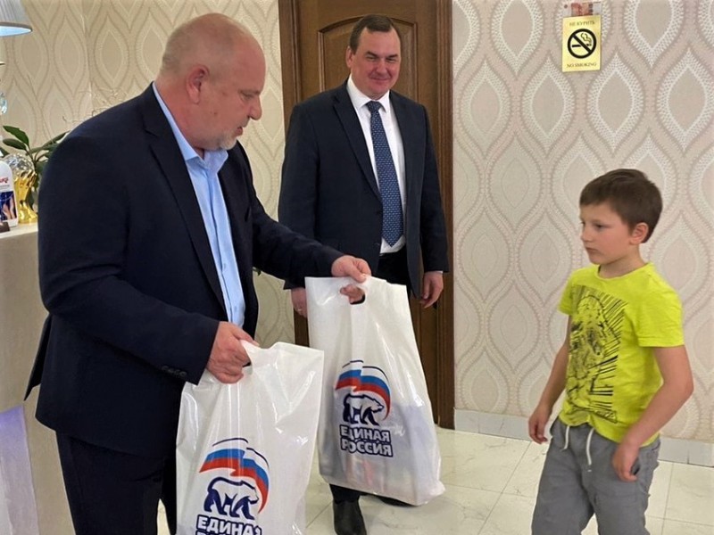 Андрей Дранишников поздравил ребят, проживающих в пункте временного размещения, с Международным днем защиты детей
