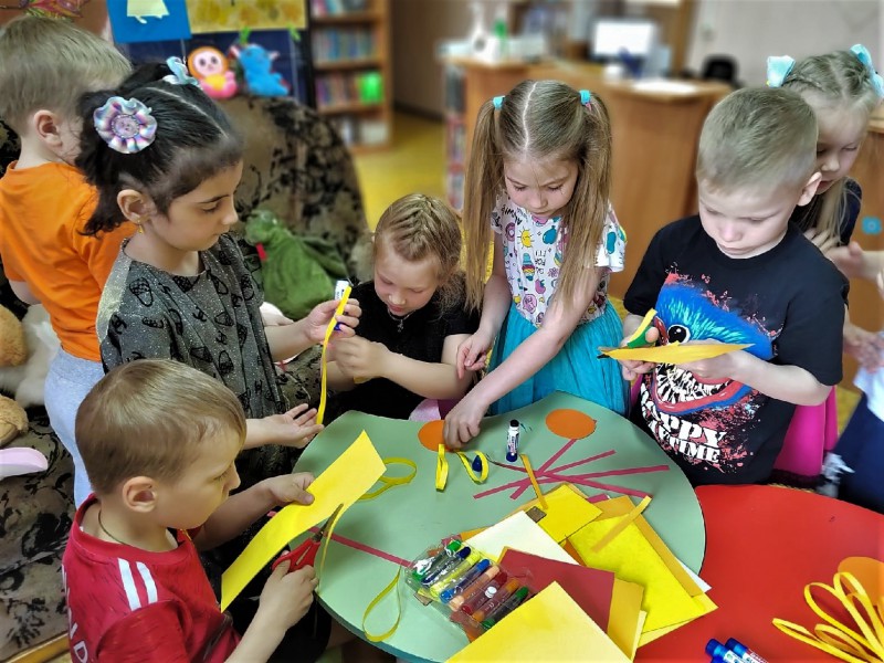Юлия Мантурова помогла библиотеке им. Е.А. Никонова организовать праздник «Детство – это я и ты!»