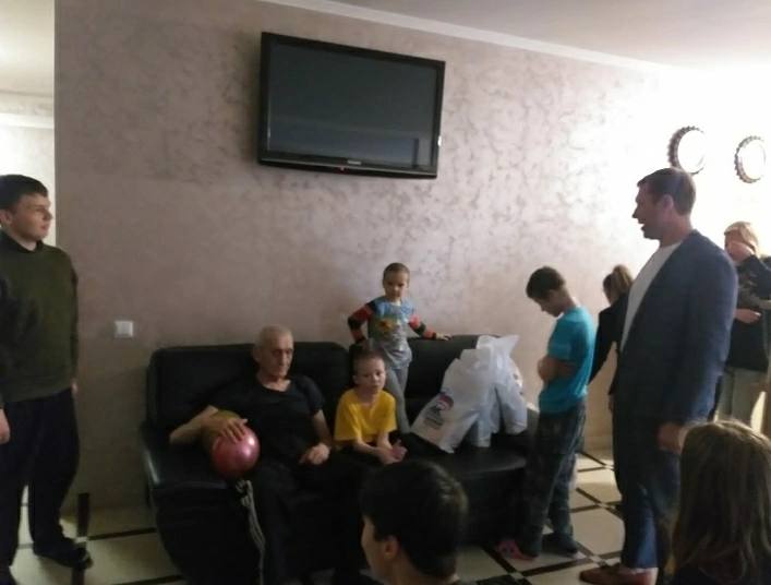 Станислав Прокопович передал ребятам, проживающим в пункте временного размещения, подарки к Дню защиты детей