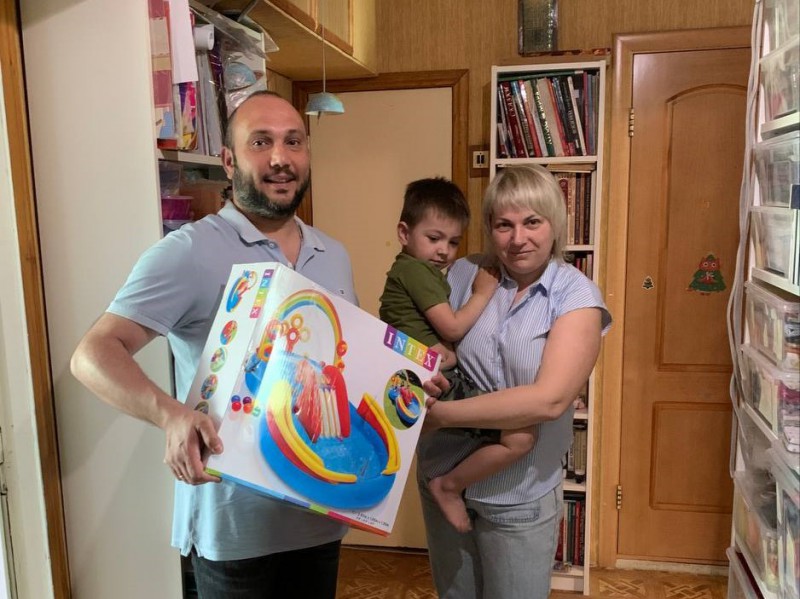 Владимир Поддымников-Гордеев поздравил многодетную семью из Приокского района с Днем защиты детей