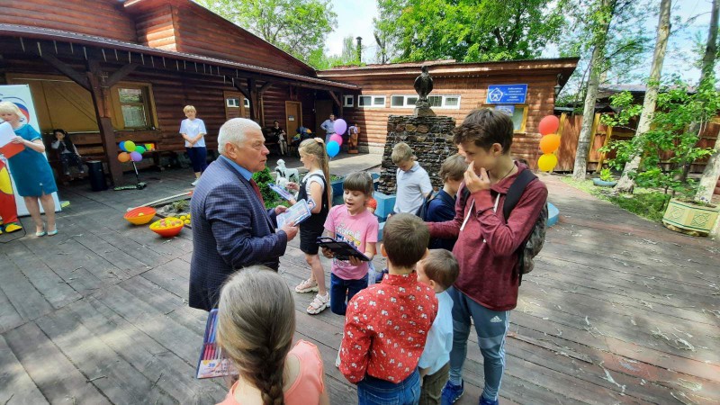 Владимир Тарасов поздравил юных автозаводцев из многодетных семей с Днем защиты детей