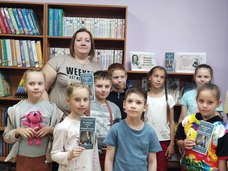 Юлия Мантурова помогла организовать исторический урок для школьников «Когда Россия молодая мужала с именем Петра»