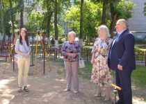 Юлия Мантурова проверила строительство детского сада