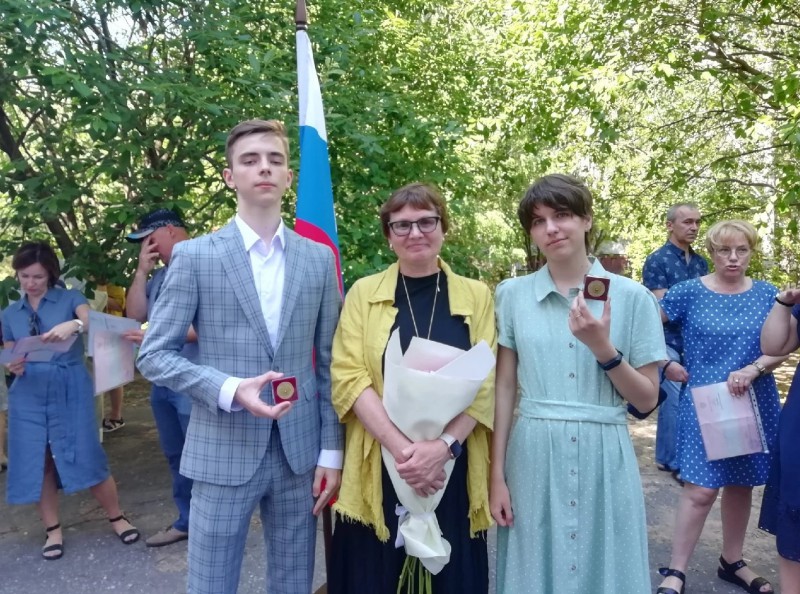 Ольга Балакина поздравила золотых медалистов избирательного округа