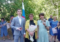 Ольга Балакина поздравила золотых медалистов избирательного округа