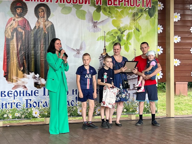 Татьяна Скоробогатова поздравила жителей Ленинского района с Днем семьи, любви и верности